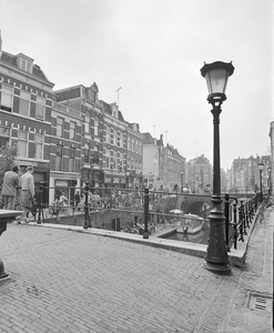 881072 Gezicht op de Vismarkt te Utrecht, vanaf de Kalisbrug, met rechts op de voorgrond een straatlantaarn en op de ...